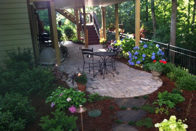Foto de patio clásico de tamaño medio en patio trasero con adoquines de piedra natural y cenador