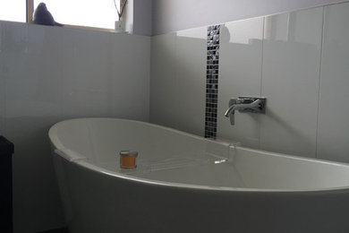 Design ideas for a modern bathroom in Hobart.