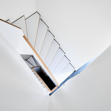 Treppe aus BauBuche Paneel X mit tiefmatter weißer Oberfläche