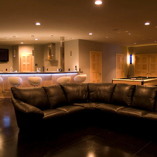 Diseño de sótano minimalista con paredes beige y suelo negro