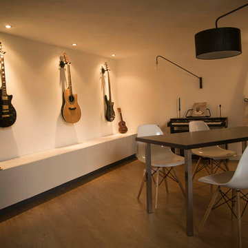 Salle à manger avec un espace musique