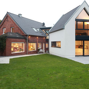 Großes, Zweistöckiges, Mehrfarbiges Modernes Einfamilienhaus mit Mix-Fassade, Satteldach und Ziegeldach in Sonstige