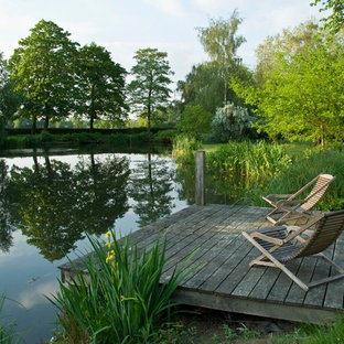 ウエストミッドランズのラスティックスタイルのおしゃれなデッキ (噴水) の写真