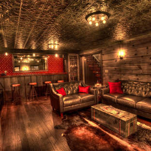 サンフランシスコの中サイズのラスティックスタイルのおしゃれな着席型バー (濃色無垢フローリング、落し込みパネル扉のキャビネット、茶色いキャビネット、木材カウンター、赤いキッチンパネル) の写真