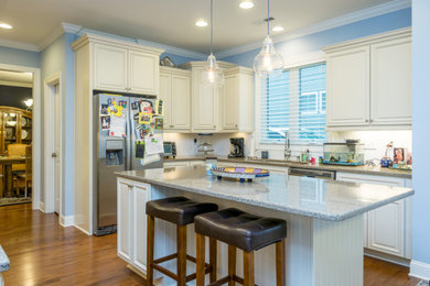 Kitchen - traditional kitchen idea in Raleigh