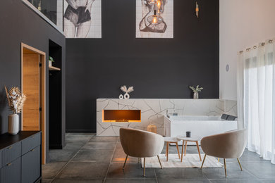 Cette photo montre un salon chic.