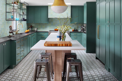 デンバーにあるお手頃価格の中くらいなトランジショナルスタイルのおしゃれなキッチン (アンダーカウンターシンク、シェーカースタイル扉のキャビネット、緑のキャビネット、クオーツストーンカウンター、緑のキッチンパネル、セラミックタイルのキッチンパネル、パネルと同色の調理設備、大理石の床、マルチカラーの床、白いキッチンカウンター) の写真