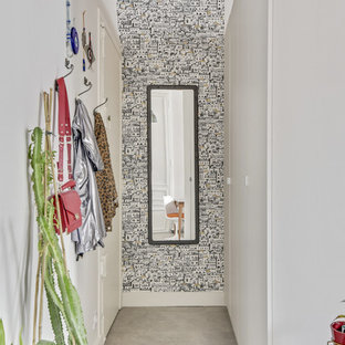 Новый формат декора квартиры: прихожая в стиле шебби-шик с белыми стенами и серым полом