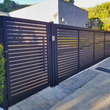 Modern Home Aluminum Fence Los Angeles