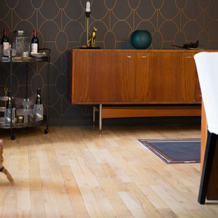 トゥールーズの広いトランジショナルスタイルのLDKの画像 (グレーの壁、淡色無垢フローリング)