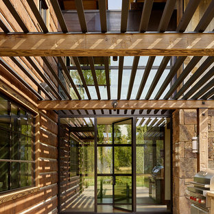 Inspiration för en rustik entré, med glasdörr