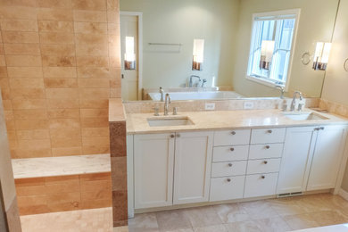 Modelo de cuarto de baño principal, doble y a medida moderno con puertas de armario beige, baldosas y/o azulejos beige, suelo multicolor y encimeras beige