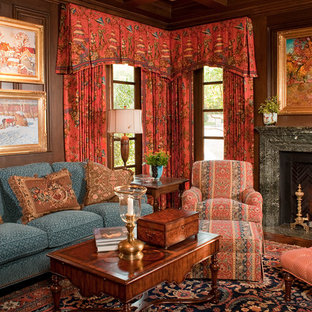 Diseño de salón para visitas abierto, mediterráneo, grande, sin televisor, con suelo de madera oscura, chimenea tradicional, paredes marrones y marco de chimenea de piedra