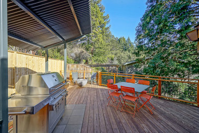 サンフランシスコにあるラグジュアリーな広いコンテンポラリースタイルのおしゃれな裏庭のデッキ (アウトドアキッチン、日よけなし) の写真
