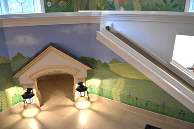 Imagen de dormitorio clásico grande con paredes multicolor, suelo de baldosas de porcelana, suelo beige y papel pintado