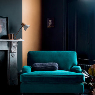 Inspiration för små moderna allrum med öppen planlösning, med ett finrum, svarta väggar, heltäckningsmatta och blått golv