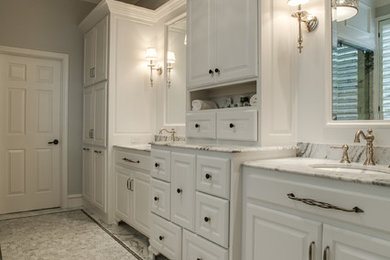Example of a classic bathroom design in Dallas
