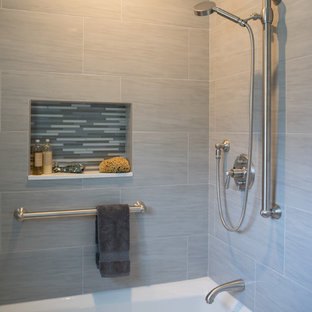 Bäder mit Badewanne in Nische und farbigen Fliesen Ideen, Design