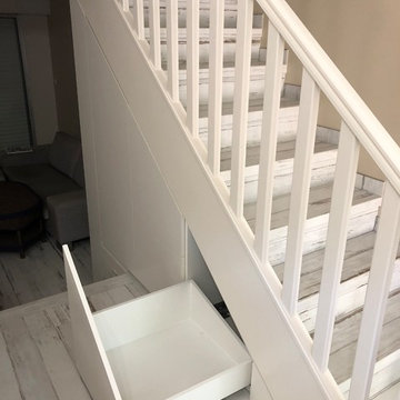 Sous-escalier avec porte et tiroirs