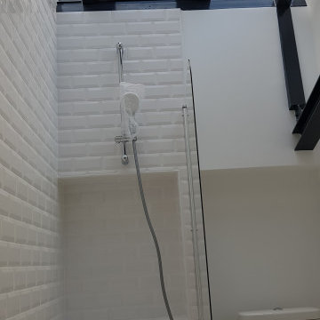 Distribution et aménagements intérieurs d'une maison livrée brute de béton.