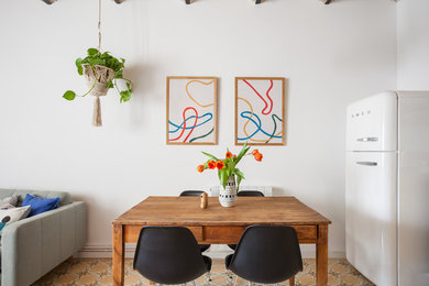 Modelo de comedor mediterráneo pequeño abierto sin chimenea con paredes blancas y suelo multicolor