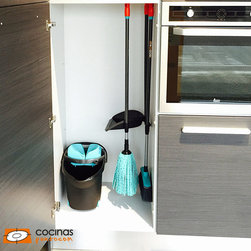 Armario escobero Cocinas.com - Closet Organizers