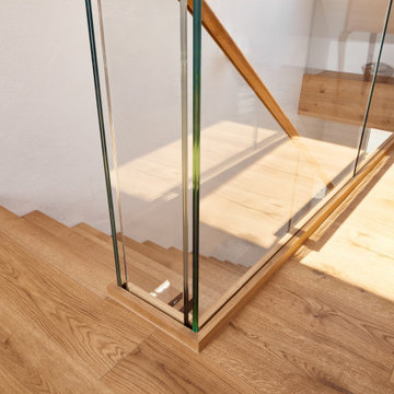 Консольная лестница из дуба со стеклянной балюстрадой