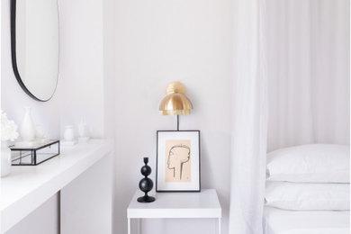 アリカンテにある小さなトラディショナルスタイルのおしゃれな主寝室 (白い壁、無垢フローリング、茶色い床) のレイアウト