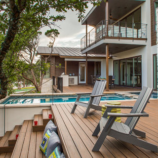 オースティンの中サイズのトランジショナルスタイルのおしゃれな裏庭のデッキ (日よけなし) の写真