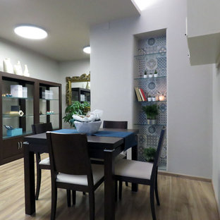 カターニア／パルレモの小さいエクレクティックスタイルのLDKの画像 (茶色い壁、ラミネートの床、茶色い床)