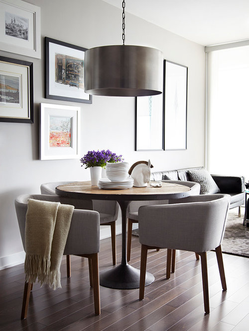 Inspiration pour une salle à manger ouverte sur le salon traditionnelle de taille moyenne avec un mur gris, un sol en bois foncé et aucune cheminée.