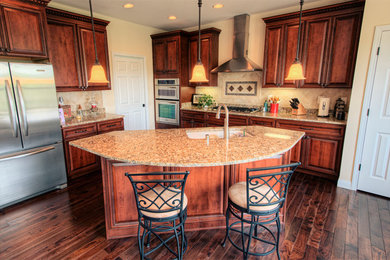 Kitchen - modern kitchen idea in Cincinnati