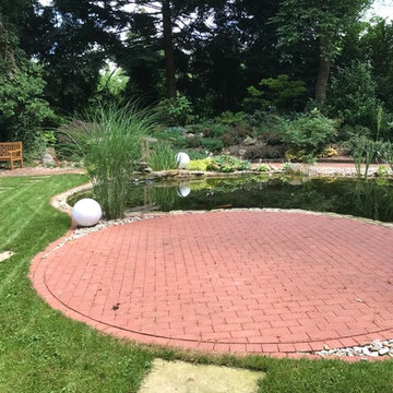 Gartenteichanlage mit Sitzplatz, Bachlauf und Gartenbeleuchtung