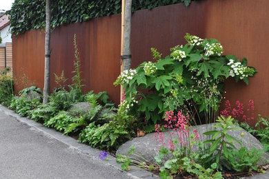 Geometrischer, Schattiger Klassischer Vorgarten im Sommer mit Sichtschutz in Stuttgart