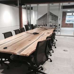 他の地域のモダンスタイルのおしゃれなホームオフィス・仕事部屋の写真