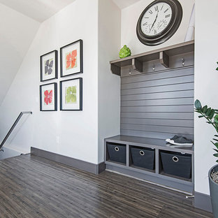 Пример оригинального дизайна интерьера: тамбур в современном стиле с белыми стенами и полом из бамбука