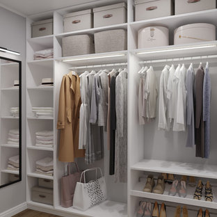 Imagen de armario vestidor unisex, nórdico, pequeño, con armarios abiertos, puertas de armario blancas, suelo marrón y suelo de madera en tonos medios