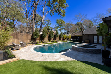 Modelo de piscina bohemia grande tipo riñón en patio trasero con paisajismo de piscina y adoquines de piedra natural
