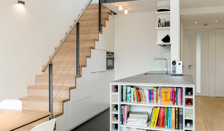 Eine Hamburger Küche mit Stauraum unter der Treppe
