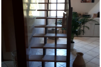 Exemple d'un escalier droit chic de taille moyenne avec des marches en bois, des contremarches en bois et un garde-corps en matériaux mixtes.