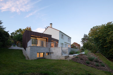 Inspiration pour une grande façade de maison métallique design à deux étages et plus avec un toit marron.