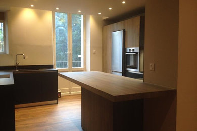 Medium sized contemporary open plan kitchen in Grenoble with an island.