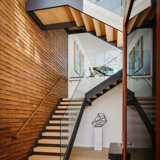 Неиссякаемый источник вдохновения для домашнего уюта: входная дверь в современном стиле с белыми стенами, светлым паркетным полом, поворотной входной дверью и входной дверью из дерева среднего тона