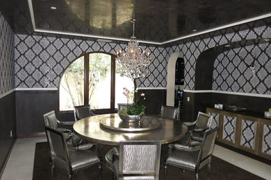 Immagine di una piccola sala da pranzo minimalista chiusa con pareti marroni e pavimento in gres porcellanato