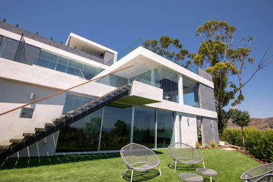 Inspiration for a modern exterior home remodel in Los Angeles
