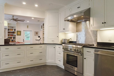 Kitchen - traditional kitchen idea in Atlanta
