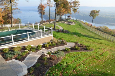 Inspiration for a traditional landscaping in Cedar Rapids.