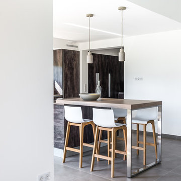 Cuisine lumineuse dans une villa paisible
