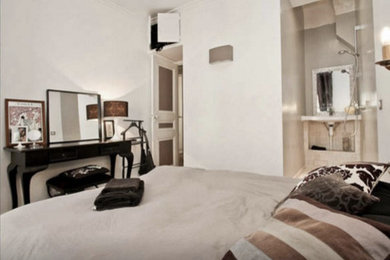 Inspiration for a mid-sized contemporary master dark wood floor bedroom remodel in Paris with beige walls