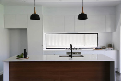 На фото: кухня среднего размера в современном стиле с